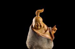 【仙人指路】惹人爱的小可爱，巧雕白粉坨，黄腊石底座，寓意深刻、精工细磨！规格：高23、长14、宽10。