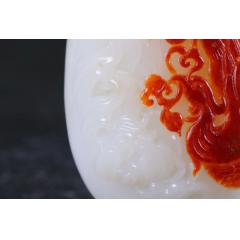 【凤穿牡丹】  羊脂玉凤手把件， 玉质温润细腻，手感舒适。精工巧雕，凤凰羽翼丰满，姿态高雅，牡丹花瓣层叠细致，叶脉舒爽，一派繁花似锦的明媚景象。在古代传说中，凤为鸟中之王;牡丹为花中之王，寓意富贵。丹凤结合，象征着美好、光明和幸福。  尺寸75-40.5-24mm，重129克FHTY12191221712PZT