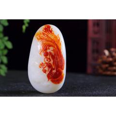 【凤穿牡丹】  羊脂玉凤手把件， 玉质温润细腻，手感舒适。精工巧雕，凤凰羽翼丰满，姿态高雅，牡丹花瓣层叠细致，叶脉舒爽，一派繁花似锦的明媚景象。在古代传说中，凤为鸟中之王;牡丹为花中之王，寓意富贵。丹凤结合，象征着美好、光明和幸福。  尺寸75-40.5-24mm，重129克FHTY12191221712PZT