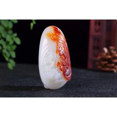 【凤穿牡丹】  羊脂玉凤手把件， 玉质温润细腻，手感舒适。精工巧雕，凤凰羽翼丰满，姿态高雅，牡丹花瓣层叠细致，叶脉舒爽，一派繁花似锦的明媚景象。在古代传说中，凤为鸟中之王;牡丹为花中之王，寓意富贵。丹凤结合，象征着美好、光明和幸福。  尺寸75-40.5-24mm，重129克FHTY12191221712PZT