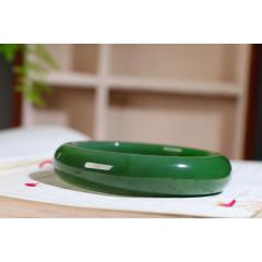 【碧色荡漾】  收藏品！和田老坑料碧玉手镯，料子油润细腻，佩戴舒适。温文尔雅，颜色艳丽，碧色欲滴，生机勃发，☁️艳丽不失婉约，浓重不失深沉，器型端庄大气，尊贵雅致，光滑圆润的玉镯象征人生路上如意顺畅，平安幸福，人生圆满。  内径56.5尺寸16-10mm，重79克FHTY42100742112PQT