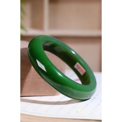【碧色荡漾】  收藏品！和田老坑料碧玉手镯，料子油润细腻，佩戴舒适。温文尔雅，颜色艳丽，碧色欲滴，生机勃发，☁️艳丽不失婉约，浓重不失深沉，器型端庄大气，尊贵雅致，光滑圆润的玉镯象征人生路上如意顺畅，平安幸福，人生圆满。  内径56.5尺寸16-10mm，重79克FHTY42100742112PQT