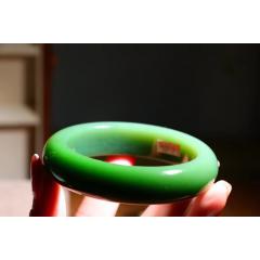 【碧色荡漾】  收藏品！和田老坑料碧玉手镯，料子油润细腻，佩戴舒适。温文尔雅，颜色艳丽，碧色欲滴，生机勃发，☁️艳丽不失婉约，浓重不失深沉，器型端庄大气，尊贵雅致，光滑圆润的玉镯象征人生路上如意顺畅，平安幸福，人生圆满。  内径56.5尺寸16-10mm，重79克FHTY42100742112PQT