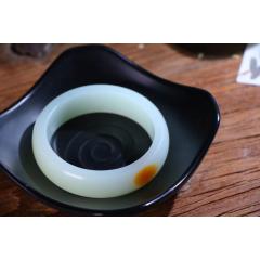 厂价直销22580【腕间柔情】  精品和田玉白玉平安手镯，料子油润细腻，镯型饱满，手感极佳。纤纤手腕，肌肤盛雪，佩戴当显高贵典雅，古韵不失时尚，素雅不失品味。细润莹洁的玉镯相伴，人生难得恬淡。洗尽铅华，品半盏茗香，聆一曲清音，求一返璞归真的心。  内径59尺寸18-8.5mm，重83克FHTY12190670412ZQV