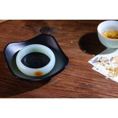 厂价直销22580【腕间柔情】  精品和田玉白玉平安手镯，料子油润细腻，镯型饱满，手感极佳。纤纤手腕，肌肤盛雪，佩戴当显高贵典雅，古韵不失时尚，素雅不失品味。细润莹洁的玉镯相伴，人生难得恬淡。洗尽铅华，品半盏茗香，聆一曲清音，求一返璞归真的心。  内径59尺寸18-8.5mm，重83克FHTY12190670412ZQV