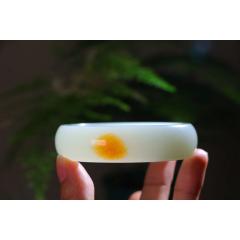 厂价直销22580【腕间柔情】  精品和田玉白玉平安手镯，料子油润细腻，镯型饱满，手感极佳。纤纤手腕，肌肤盛雪，佩戴当显高贵典雅，古韵不失时尚，素雅不失品味。细润莹洁的玉镯相伴，人生难得恬淡。洗尽铅华，品半盏茗香，聆一曲清音，求一返璞归真的心。  内径59尺寸18-8.5mm，重83克FHTY12190670412ZQV