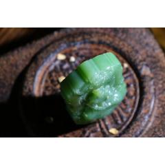 【观音菩萨】  精品和田玉碧玉观音菩萨挂件，手把牌，弯弯秋月锁眉头，心中大爱遍地洒。玉质细腻油润 佩戴舒适。☁️精工雕刻观音菩萨，眉清目秀，慈眼视物，端庄秀美，尽显高贵大气，庄严肃穆之感油然而生，给予佩带者予以内心平和宁静，使人如沐和煦的阳光中，心境平和。尺寸81-47-20mm，重149克FHTY32220880312 SLV