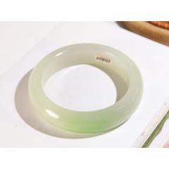 【一生牵挂】57.5*16*10mm，80.7g，70000，和田玉翠青手镯，玉质温润，翠色浓郁，色泽柔和，结构统一，抛光精细，触感舒适。镯型饱满。玉镯是最受人们的喜爱。因为它象征着温婉、和谐、美好，使得人们无法逃脱它的魅惑，圈住了女子们的幸福与爱情，同时也圈住了男人一生的温柔牵挂。1135xw7