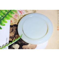 厂价直销33780【腕间柔情】  收藏级！羊脂玉手镯套装，脂粉极佳 玉质油润细腻，镯型饱满，手感极佳。纤纤手腕，肌肤盛雪，佩戴当显高贵典雅，古韵不失时尚，素雅不失品味。细润莹洁的玉镯相伴，人生难得恬淡。洗尽铅华，品半盏茗香，聆一曲清音，求一返璞归真的心。  手镯；内径55.5尺寸11-10.5mm  镯芯；尺寸53-11.5mm 总重136克FHTY22190862512ZDF